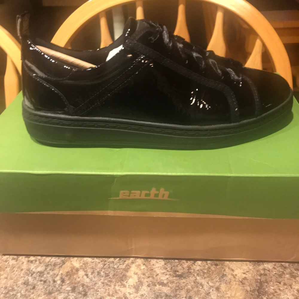 Women’s Earth Sneakers